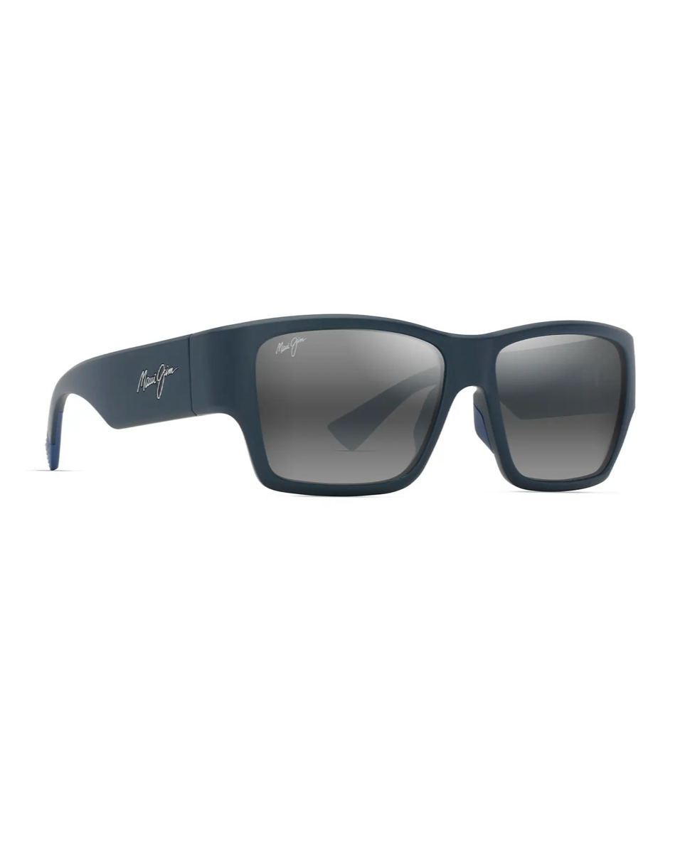 Maui Jim Kaʻolu Blue Matte -aurinkolasit etuviistosta esitellen kehyksen hienovaraista kaarevuutta, upotettuja nenätyynyjä ja sangan hopeista Maui Jim -logoa.