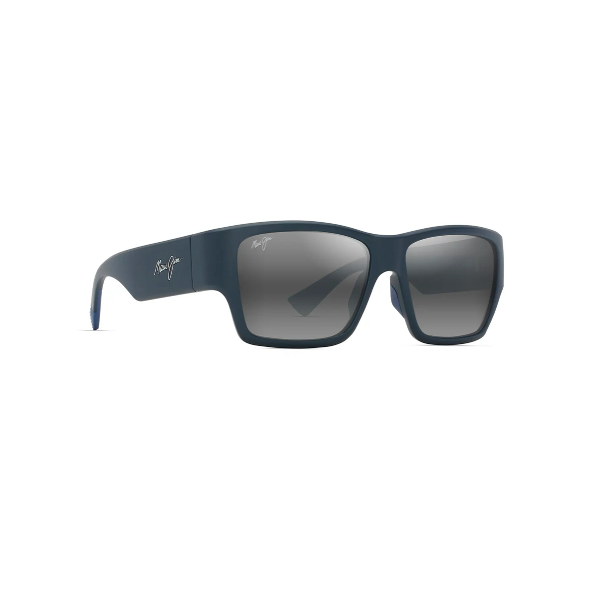 Maui Jim Kaʻolu Blue Matte -aurinkolasit etuviistosta esitellen kehyksen hienovaraista kaarevuutta, upotettuja nenätyynyjä ja sangan hopeista Maui Jim -logoa.