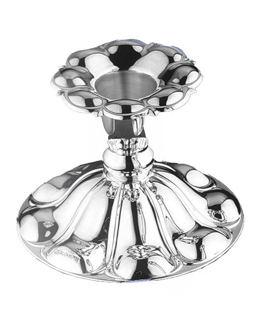 Chippendale ljusstake 661-062 är tillverkad av silver och har en dekorativ rund design. Benet, som är smalt i mitten, vidgar sig nedåt och liknar fållen på en klockad kjol i formen. Toppen liknar i sin tur en blomma, i vars mitt ljuset är placerat.