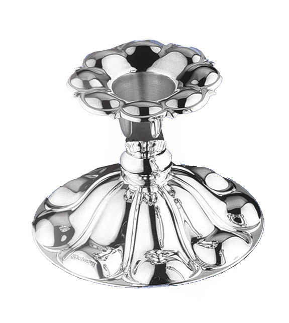 Chippendale ljusstake 661-062 är tillverkad av silver och har en dekorativ rund design. Benet, som är smalt i mitten, vidgar sig nedåt och liknar fållen på en klockad kjol i formen. Toppen liknar i sin tur en blomma, i vars mitt ljuset är placerat.