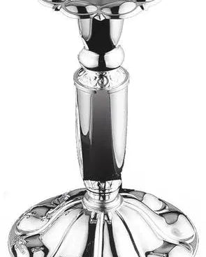 Chippendale ljusstake 661-063 är tillverkad av silver och har en dekorativ rund design. Ljusstaken har en cylindrisk, smal mittdel, och den vidgar sig nedåt och den nedre delen liknar fållen på en klockkjol i formen. Toppen liknar i sin tur en blomma, i vars mitt ljuset är placerat.