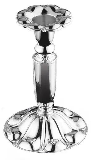 Chippendale ljusstake 661-063 är tillverkad av silver och har en dekorativ rund design. Ljusstaken har en cylindrisk, smal mittdel, och den vidgar sig nedåt och den nedre delen liknar fållen på en klockkjol i formen. Toppen liknar i sin tur en blomma, i vars mitt ljuset är placerat.