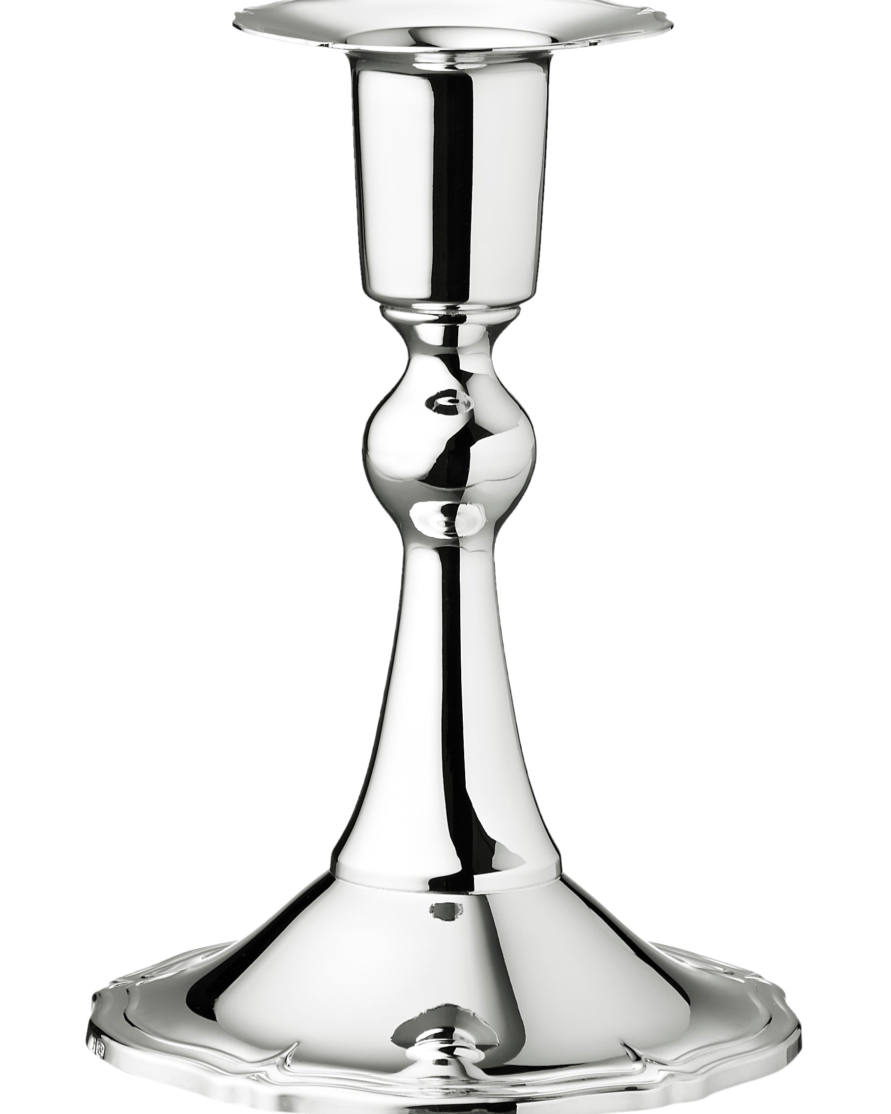 Chippendale ljusstake 662-301 är en stilren och elegant silverljusstake. Den är bred nedtill och smalnar av uppåt. Längst ner finns en enkel dekorativ kant. Objektets profil är som en kon med en kula och en cylinder på toppen.