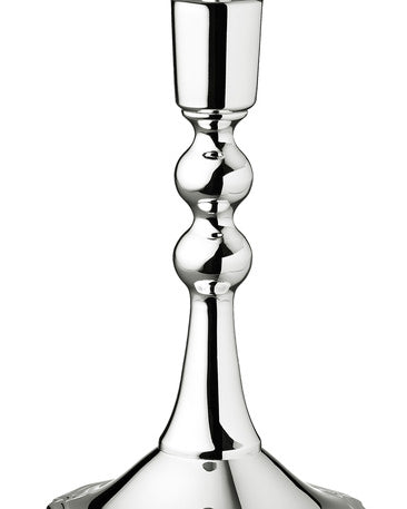 Chippendale ljusstake 662-302 är en elegant och elegant silverljusstake. Den är bred nedtill och smalnar av uppåt. Längst ner finns en enkel dekorativ kant. Objektets profil är som en kon med två kulor och en cylinder ovanpå den