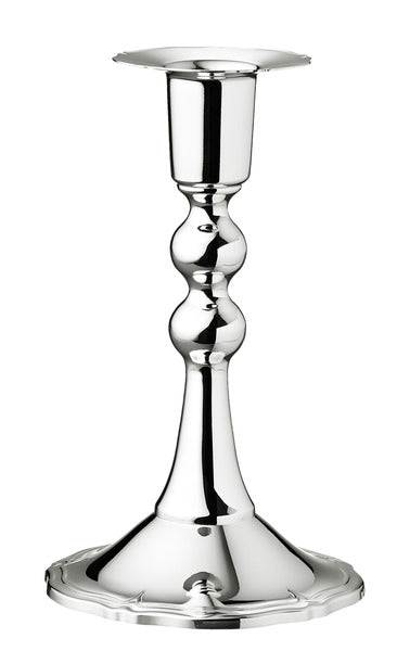 Chippendale ljusstake 662-302 är en elegant och elegant silverljusstake. Den är bred nedtill och smalnar av uppåt. Längst ner finns en enkel dekorativ kant. Objektets profil är som en kon med två kulor och en cylinder ovanpå den