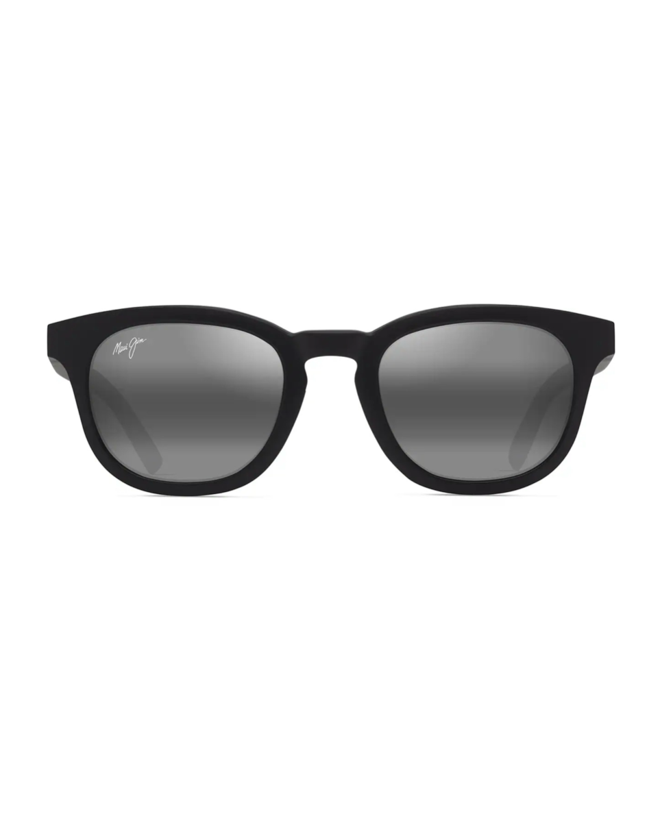 Klassiset pyöreät Maui Jim Koko Head -aurinkolasit suoraan edestä katsottuna. Mattamusta kokokehys, tyylikäs avaimenreikäsilta ja tummanharmaat linssit.