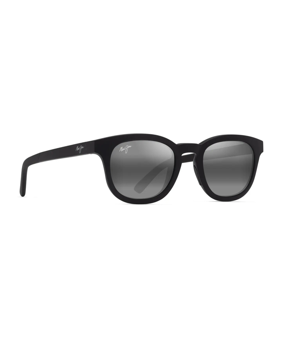 Maui Jim Koko Head Black Matte -aurinkolasit etuviistosta esitellen kehyksen pyöreää muotoilua, mustia nenätyynyjä ja joustavaa jousisaranarakennetta.