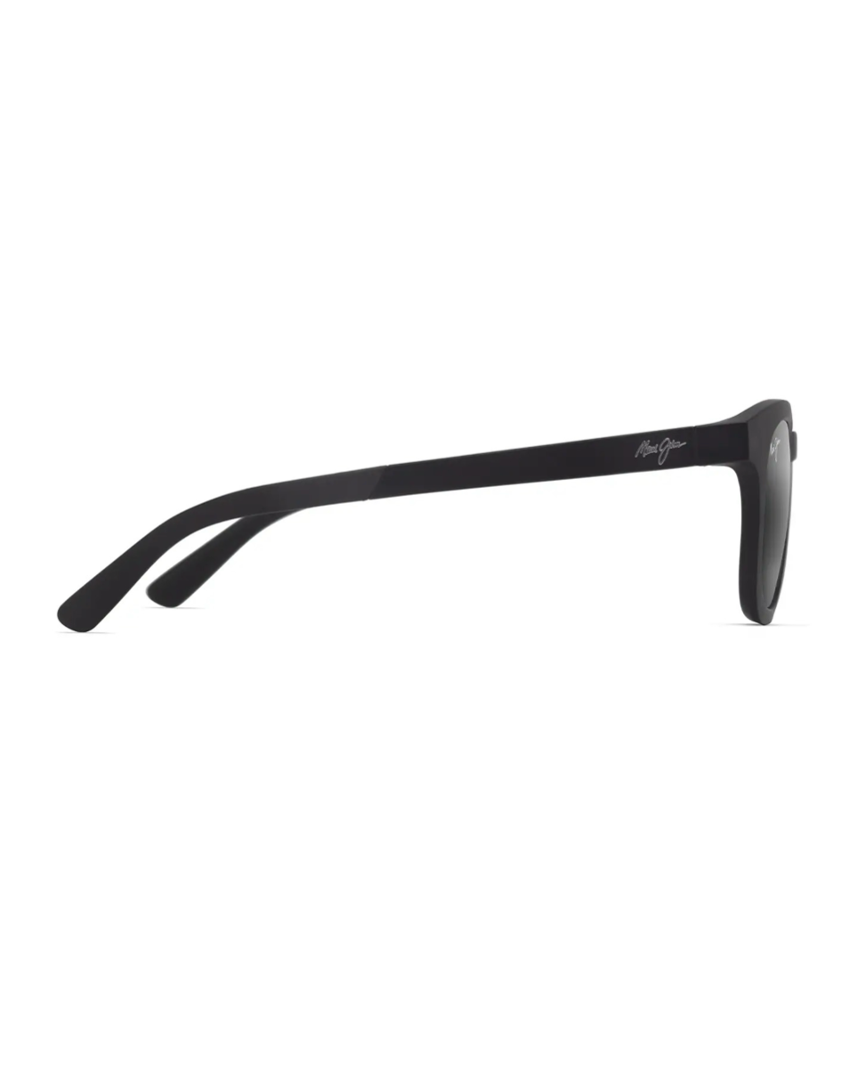 Profiilikuva Maui Jim Koko Head -aurinkolaseista sivulta. Selkeälinjainen ja laadukas mattamusta aisa, joka kaartuu tasapainoisesti korvan taakse.