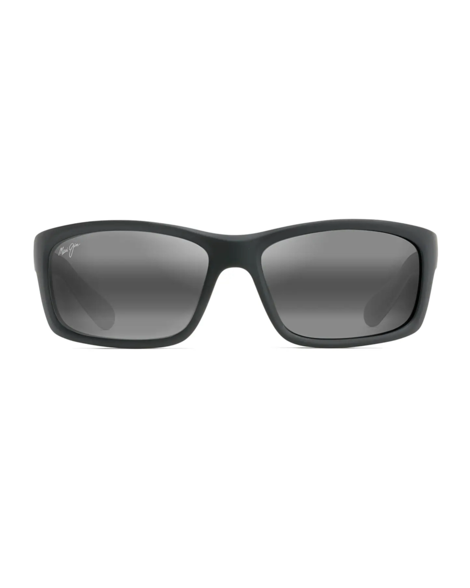Urheilulliset Maui Jim Kanaio Coast -wrap-aurinkolasit suoraan edestä kuvattuna. Mattamusta kokokehys, kaareva muotoilu ja laadukkaat tummanharmaat linssit.