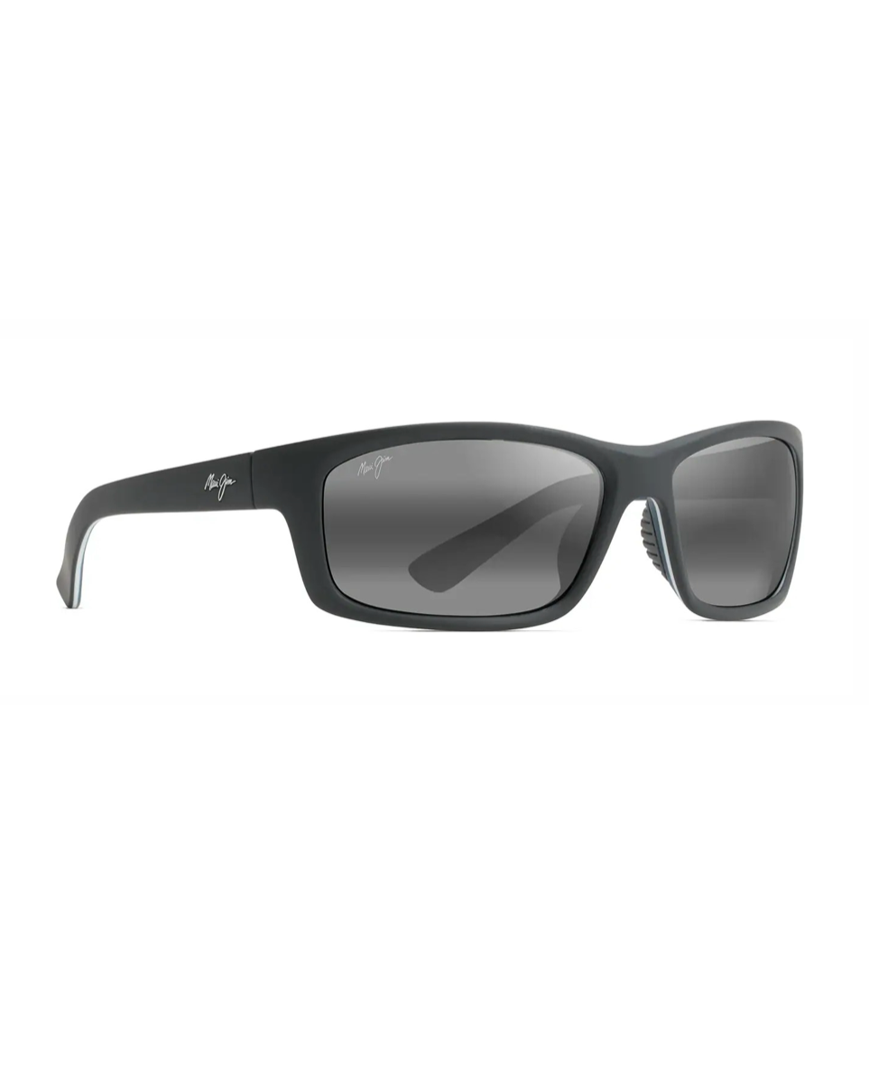 Maui Jim Kanaio Coast -aurinkolasit etuviistosta esitellen kolminkertaisesti ruiskuvaletun nailonrungon valkoisia ja sinisiä yksityiskohtia sekä upotettuja nenätyynyjä.