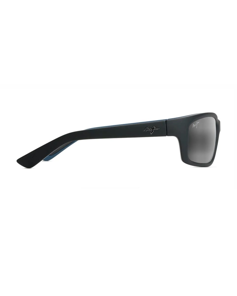 Profiilikuva Maui Jim Kanaio Coast -aurinkolaseista sivulta. Kaareva mattamusta aisa, jossa on hillitty ja laadukas Maui Jim -brändilogo.