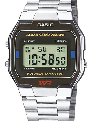 Grå Casio A163WA-1QES digitalklocka med svart urtavla och stålarmband.
