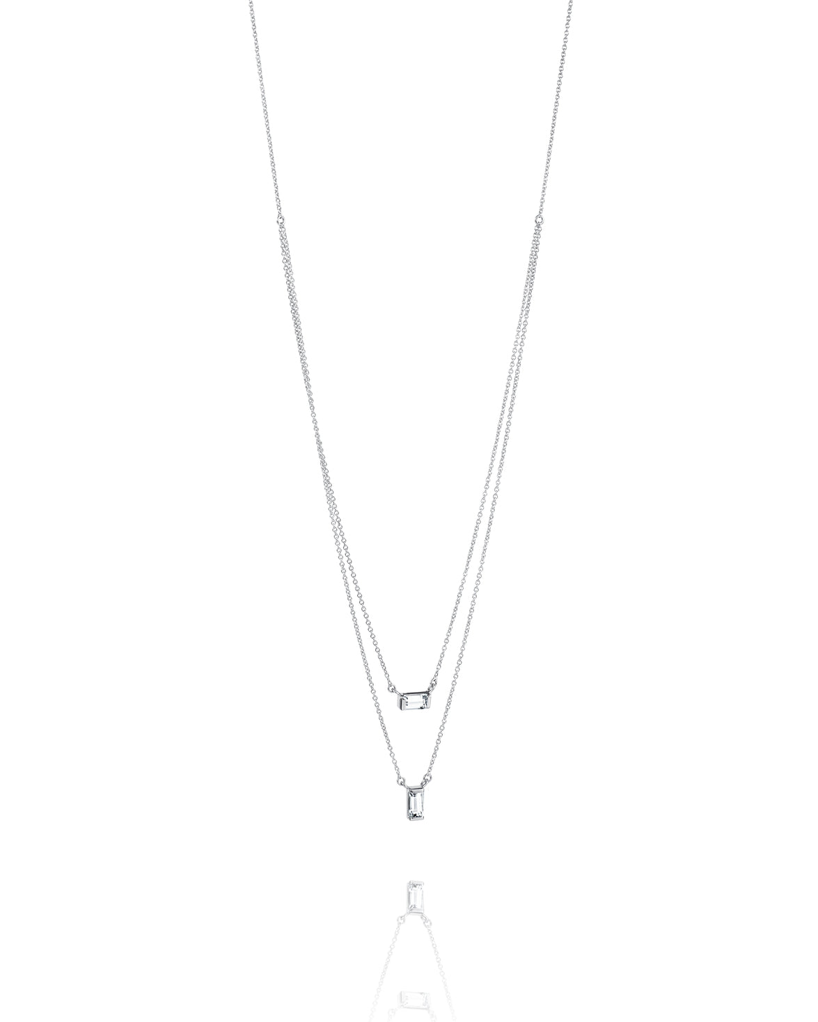 Efva Attling A Clear Dream 10-100-01988 halsband har en dubbel kedja. En klar rektangulär kristallkvarts hänger från båda kedjorna. I den övre kedjan är stenen horisontell och i den nedre vertikalt.