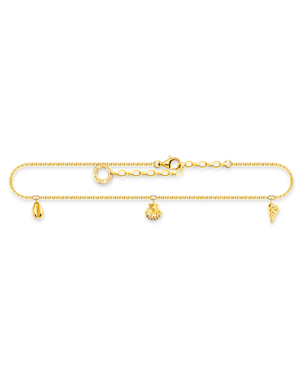 Thomas Sabo Anklet Shells Gold AK0037-413-39 ankelkedja.
Möt mig vid havet: Den filigranliknande venetianska fotlänken är tillverkad av högkvalitativt 925 sterlingsilver och förfinad med en strålande 18k gult guldplätering. Blickfångarna är tre olika snäckskalhängen. De är rikt detaljerade med fina, filigranlinjer.
Fotlänken kan justeras individuellt från 22 upp till 27 cm i längd. Den är dekorerad med en CHARM CLUB-logotyp. Detta smycke är en utmärkt accessoar till sommarklänningar, shorts och kjolar.