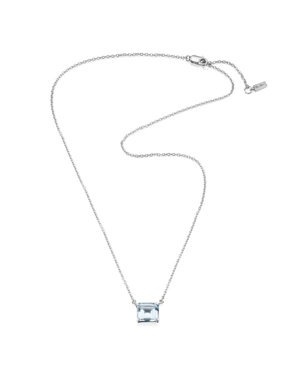 Efva Attling A Macaron Dream 10-100-01503 halsband har en tunn rhodinerad ankarkedja fäst vid en genomskinlig ljusblå smaragdslipad topas