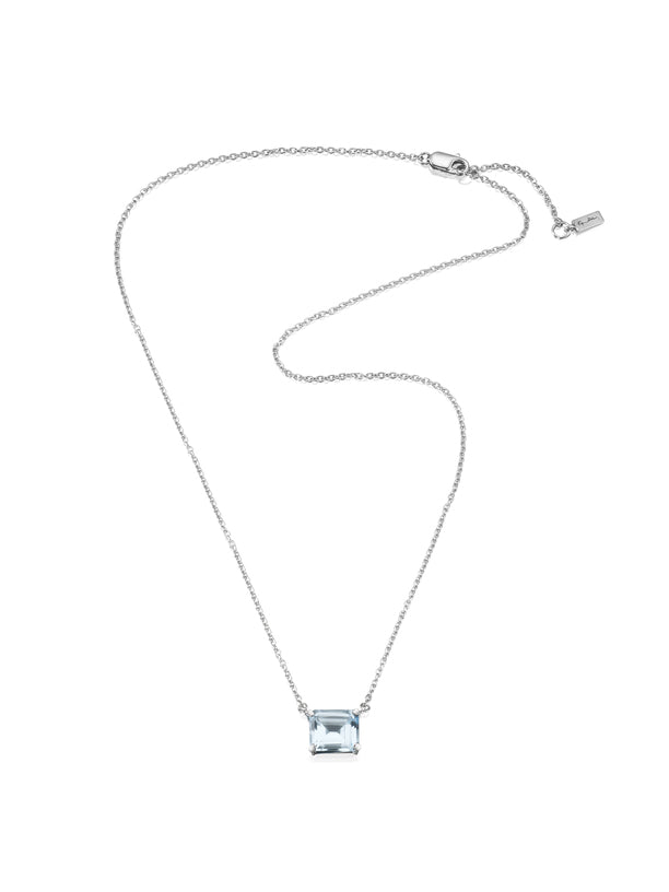 Efva Attling A Macaron Dream 10-100-01503 halsband har en tunn rhodinerad ankarkedja fäst vid en genomskinlig ljusblå smaragdslipad topas