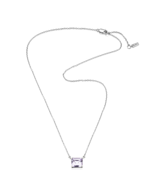Efva Attling A Purple Dream 10-100-01502 halsband har en tunn silverkedja med en rektangulär lila ametist fäst i mitten