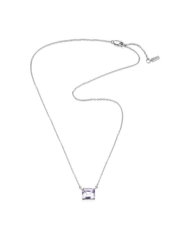 Efva Attling A Purple Dream 10-100-01502 halsband har en tunn silverkedja med en rektangulär lila ametist fäst i mitten