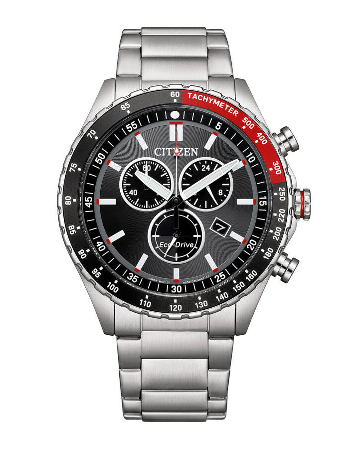 Sportig Citizen Eco-Drive AT2566-88E herrkronograf fotograferad framifrån. Svart urtavla och silverfärgat stålarmband.