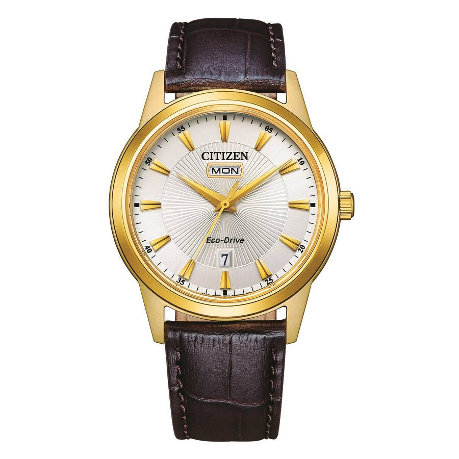 Citizen Eco-drive Classic AW0102-13A herrklocka har en vit urtavla med datumvisning och guldfärgade index och visare. Ramen är och guldfärgad och remmen är tillverkad av brun läder..
