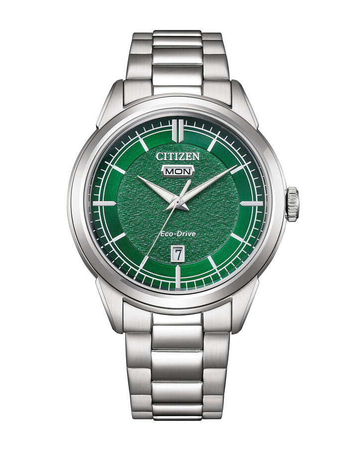 Stilren Citizen Eco-Drive AW0151-85X herrklocka fotograferad direkt framifrån. Snygg grön urtavla med dubbelkalender och robust stålarmband.