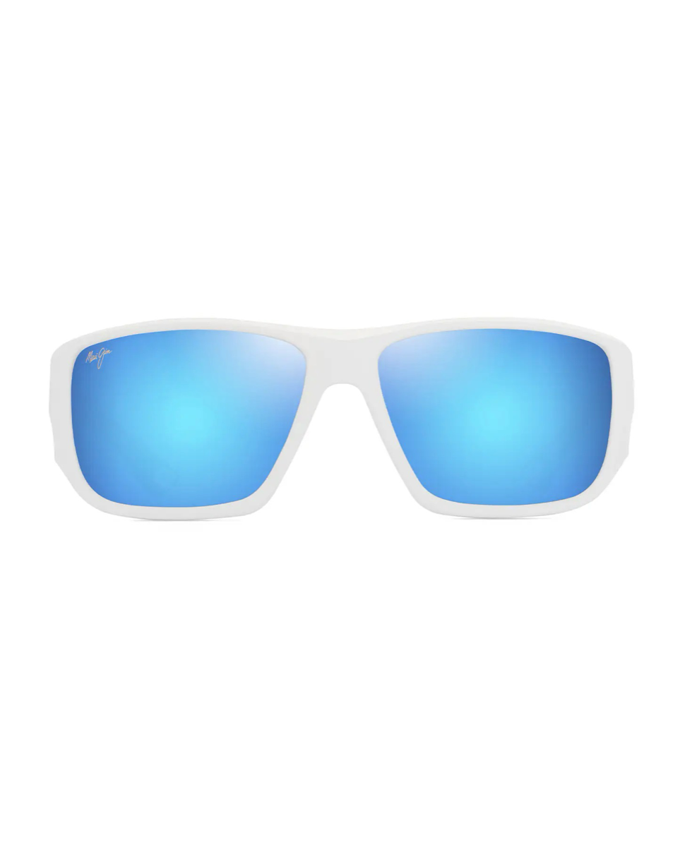 Urheilulliset miesten Maui Jim Keha -wrap-aurinkolasit suoraan edestä kuvattuna. Mattavalkoinen kokokehys, kaareva rakenne ja kirkkaan siniset Blue Hawaii -peililinssit.