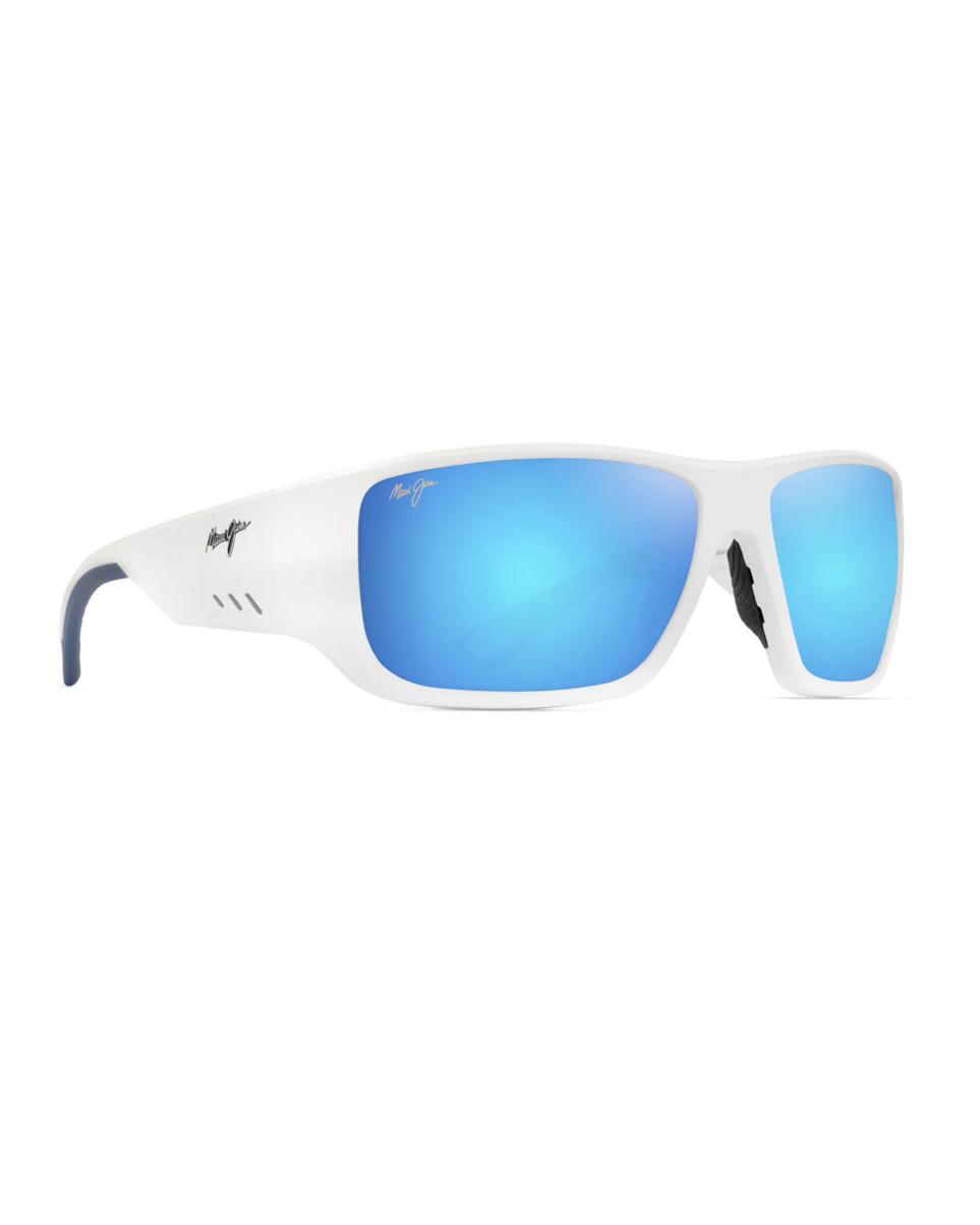 Maui Jim Keha White Matte -aurinkolasit etuviistosta esitellen kehyksen hienpoistokanavia, tuuletusaukkoja, mustia kumisia nenätyynyjä sekä sankojen sinisiä yksityiskohtia.
