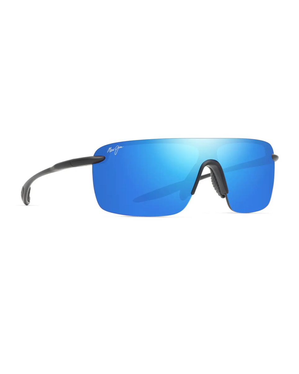 Maui Jim Pālulu Black Matte -aurinkolasit kuvattuna viistosta, jossa näkyvät kaareva maskilinssi, säädettävä satulasilta ja virtaviivaiset nailonsangat.