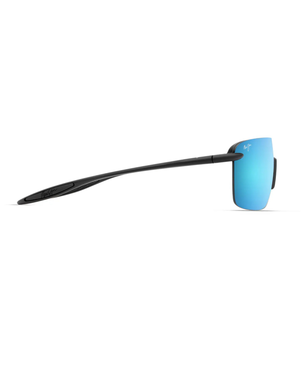 Profiilikuva Maui Jim Pālulu -aurinkolaseista sivulta. Kuvassa erottuvat kaarevat ja futuristiset mattamustat sangat, joiden kumisissa päädyissä on aaltokuviointi sekä kaiverrettu Script-logo.