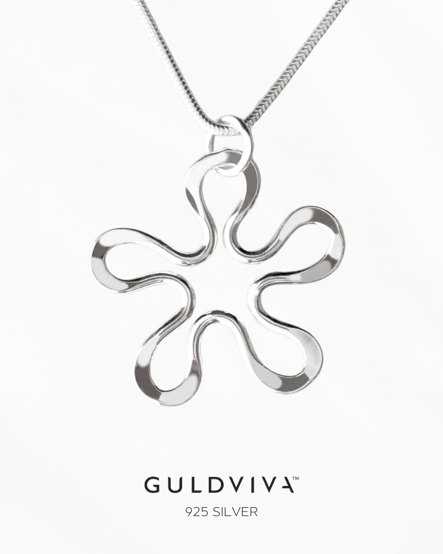 Guldviva Blomman™ L halsband har en tunn silverkedja. Hänget är ett stiliserat blommönster.