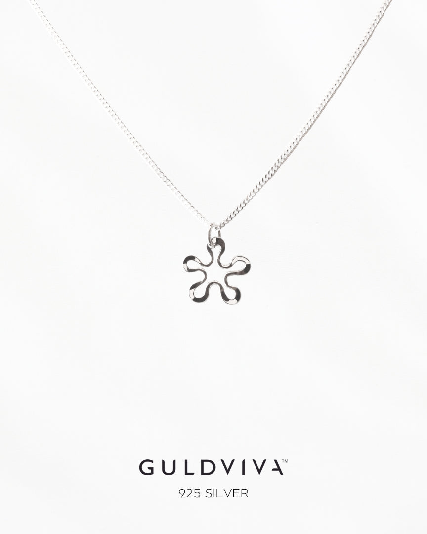 Guldviva Blomman™ XS halsband har en tunn silverkedja. Hänget är ett stiliserat blommönster.
