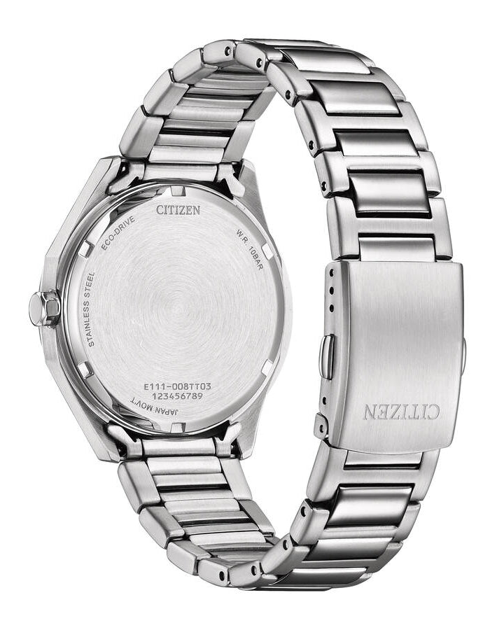 Detaljbild av baksidan på Citizen BM7620-83M som visar boettlocket i metall och stålarmbandets spänne.