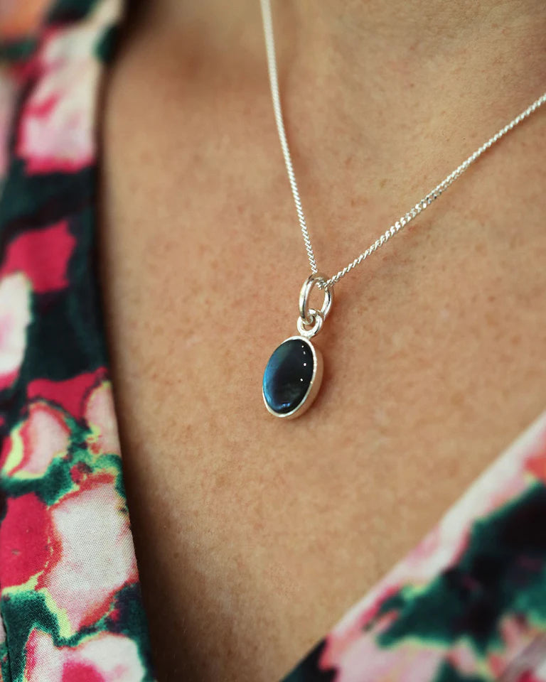 Guldviva Basico Spectrols halsband har en tunn silverkedja. Hänget är en enkel oval formad spektrolit.