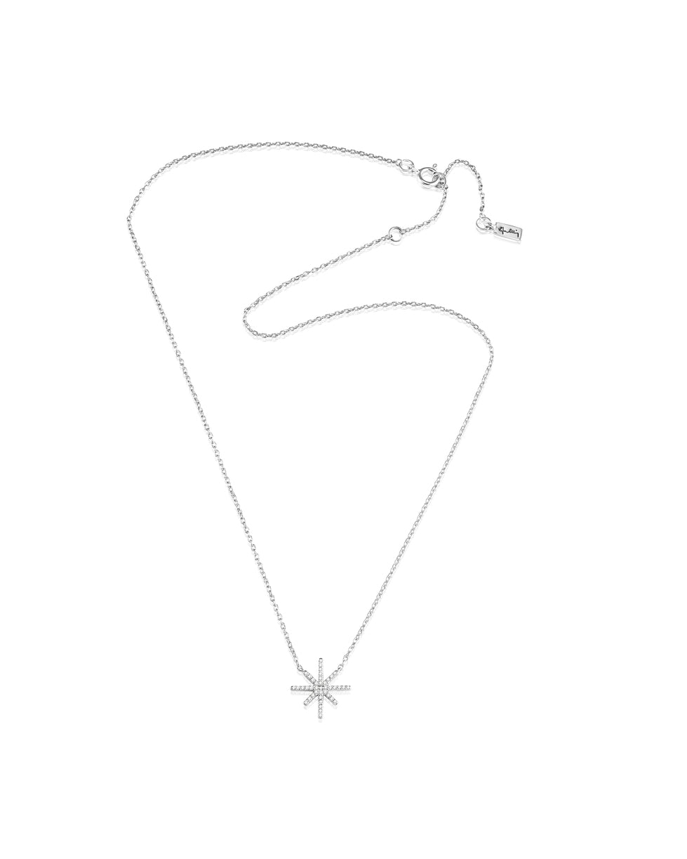 Efva Attling Beam & Stars 10-100-01954 halsband har en tunn silverkedja. Dekorationen är en silvercirkel med åtta pinnar som utgår från den, en i varje riktning. Dekorationen är täckt med små diamanter.