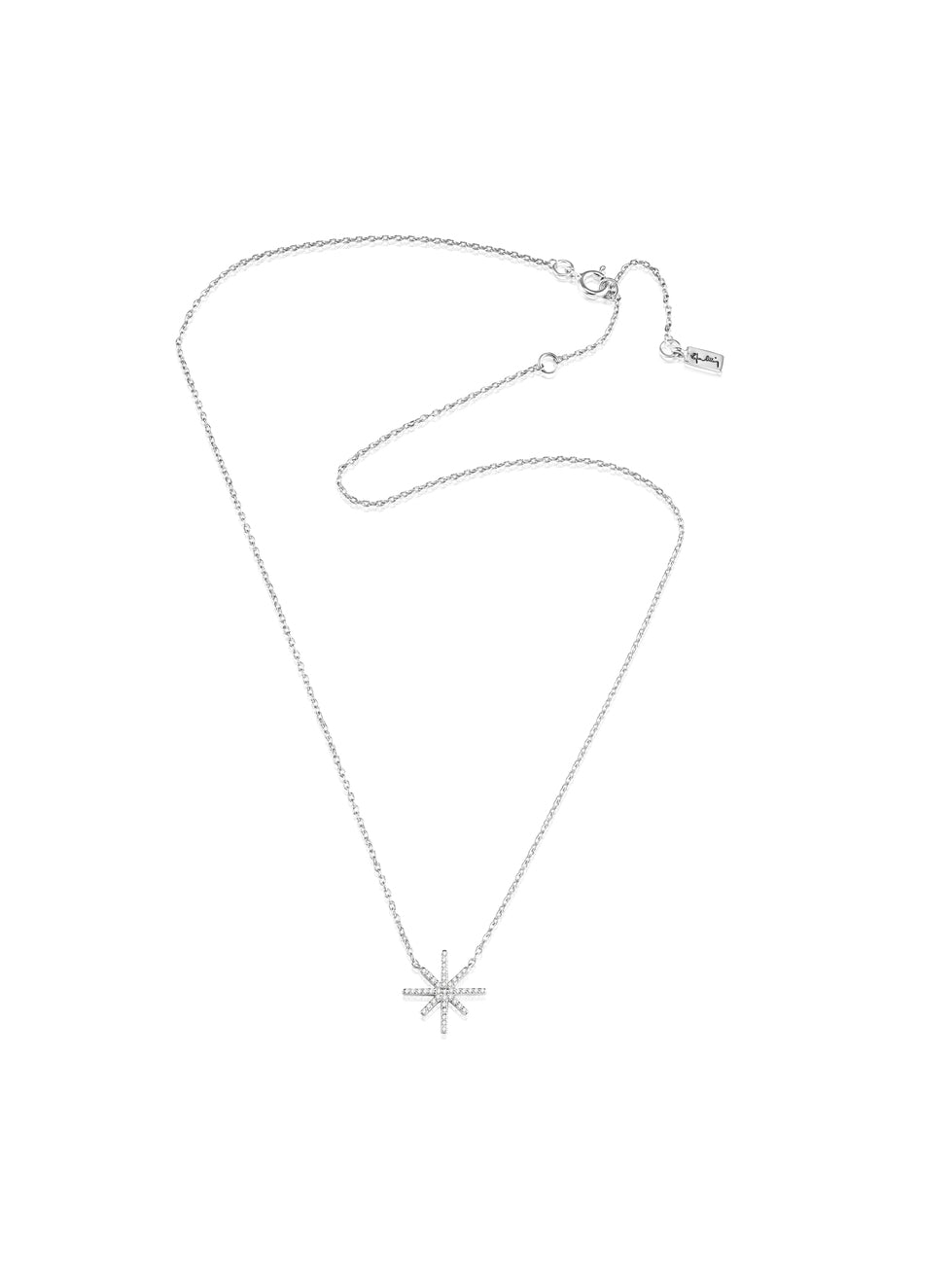 Efva Attling Beam & Stars 10-100-01954 halsband har en tunn silverkedja. Dekorationen är en silvercirkel med åtta pinnar som utgår från den, en i varje riktning. Dekorationen är täckt med små diamanter.