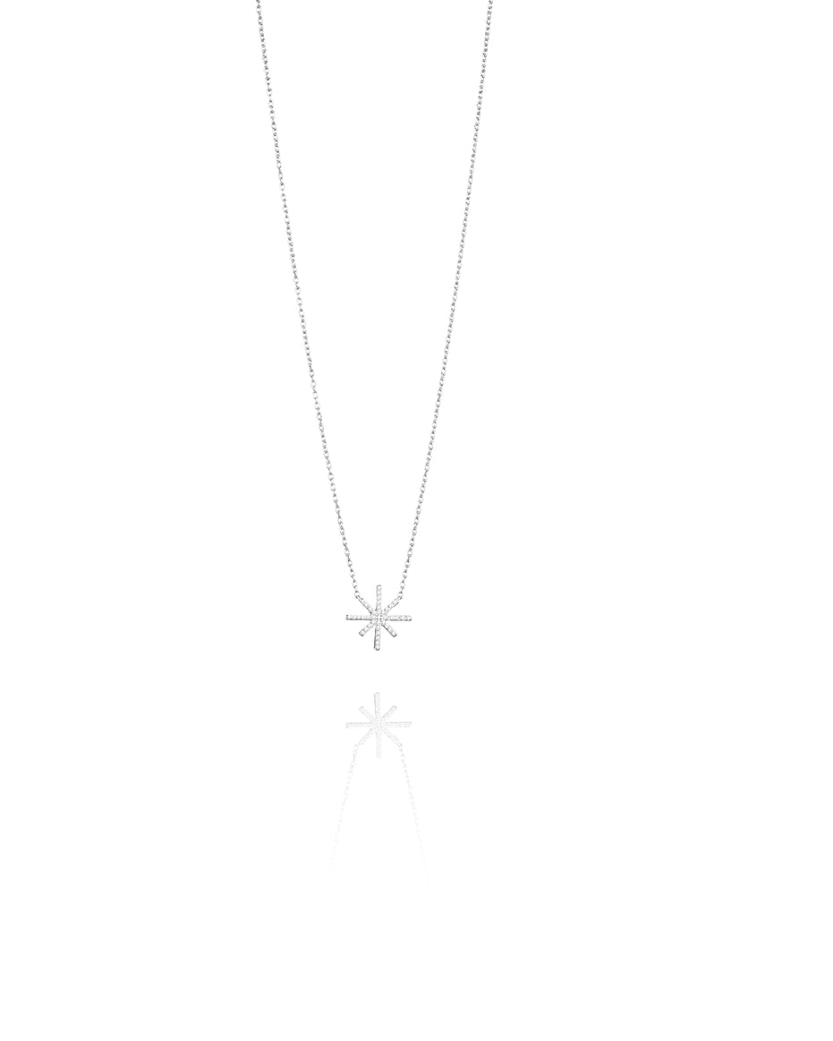 Efva Attling Beam & Stars 10-100-01954 halsband har en tunn silverkedja. Dekorationen är en silvercirkel med åtta pinnar som utgår från den, en i varje riktning. Dekorationen är täckt med små diamanter.