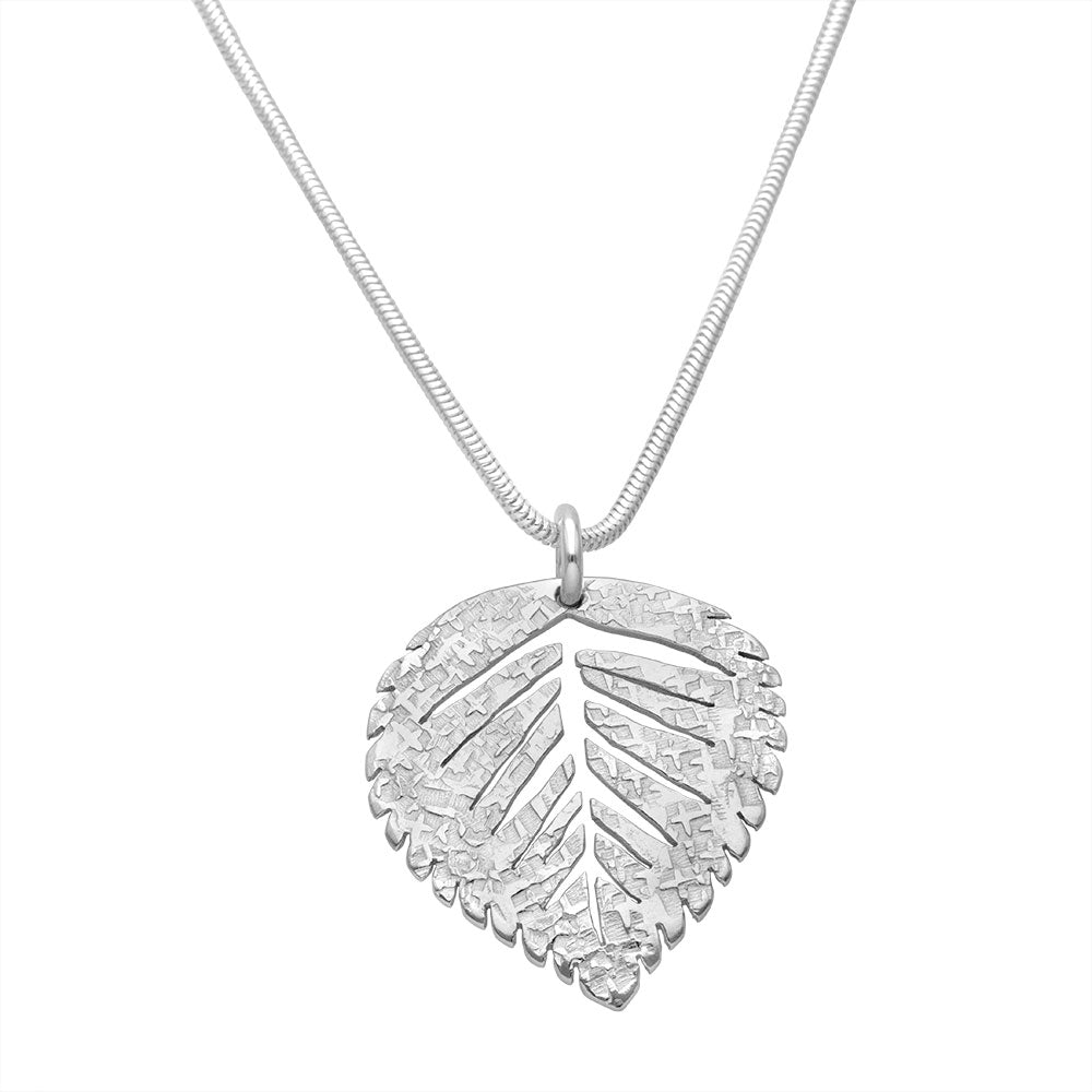 Guldviva Björk halsband har en tunn silverkedja. Hänget ser ut som ett björklöv.