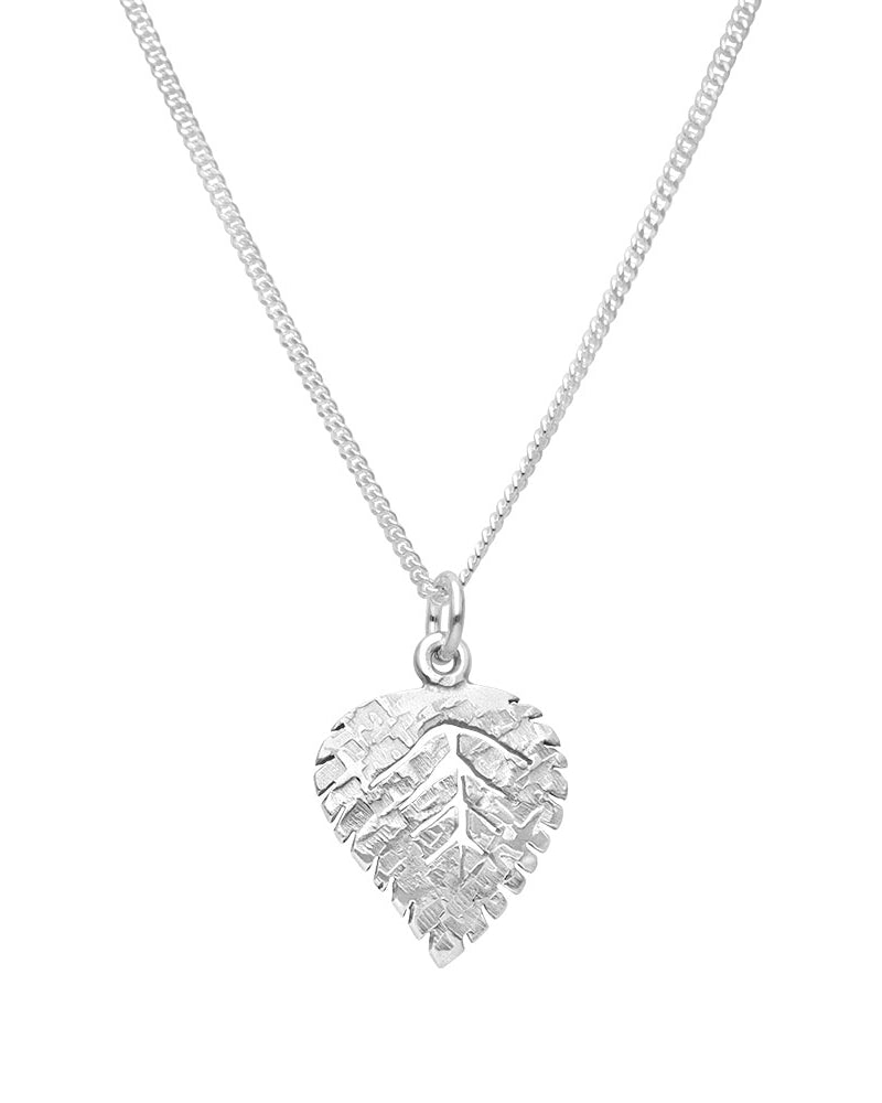 Guldviva Björk XS halsband har en tunn silverkedja. Hänget ser ut som ett björklöv.