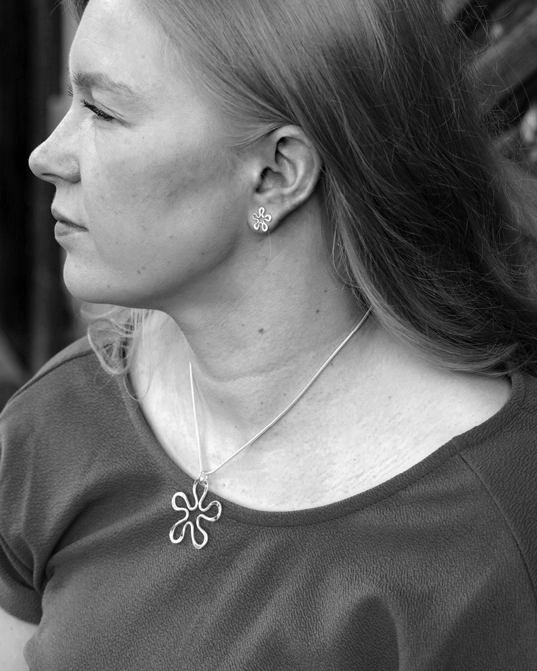 Guldviva Blomman™ L halsband runt halsen: halsbandet sträcker sig över SC-leden.