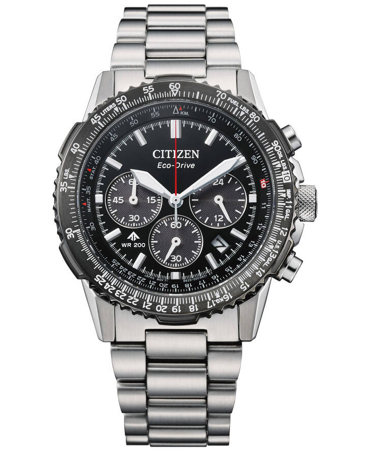 Citizen Promaster CA4664-60E herrkronograf fotograferad framifrån. Svart urtavla, safirglas och en gråtonad stålboett.