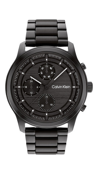 Calvin Klein Ambition CK25200209 herrklocka har en svart urtavla med datumvisning och svarta index och visare. Ramen, boetten och remmen är också svarta.