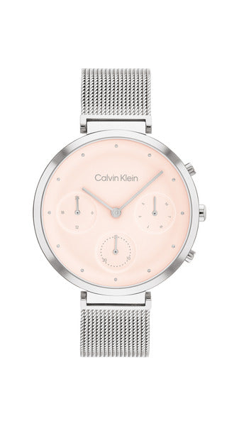 Calvin Klein Minimalistic T-Bar CK25200286 damklocka har en rosa urtavla med datumvisning och silverfärgade index och visare. Ramen och remmen är också silverfärgade.