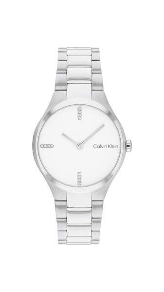 Calvin Klein Admire CK25200332 damklocka har en vit urtavla och kristallindex på sex, nio och tolv, samt Calvin Klein-inskription på tre. Visare, ramen och remmen är silverfärgade.