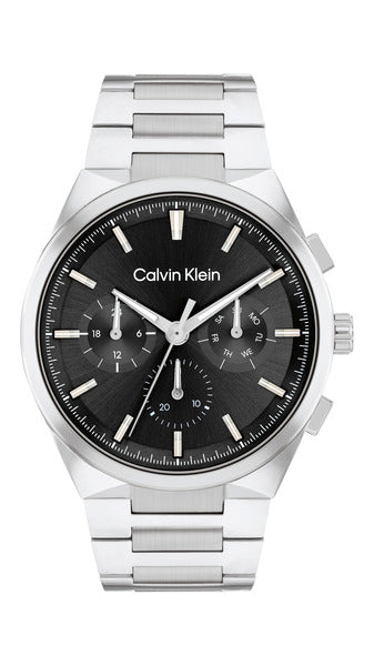 Calvin Klein Distinguish CK25200459 herrklockan har en svart urtavla med silverfärgade index och visare. Klockan har också en veckodag, datum och 12/24 h-visning. Ramen och remmen är silverfärgade.
