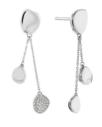 Calvin Klein Enchant CKJ35000211 örhängen har en stiftknäppning. Smycket består av tre tillplattade pärlor, varav två hänger från den tredje med hjälp av tunna kedjor. Örhängena är silverfärgade och en av de dinglande pärlorna i det andra örhänget är täckt med zirkoner.