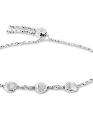 Calvin Klein Enchant CKJ35000217-armbandet har en silverfärgad bönkedja och tre tillplattade silverfärgade glänsande pärlor.