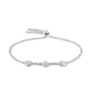 Calvin Klein Enchant CKJ35000217-armbandet har en silverfärgad bönkedja och tre tillplattade silverfärgade glänsande pärlor.