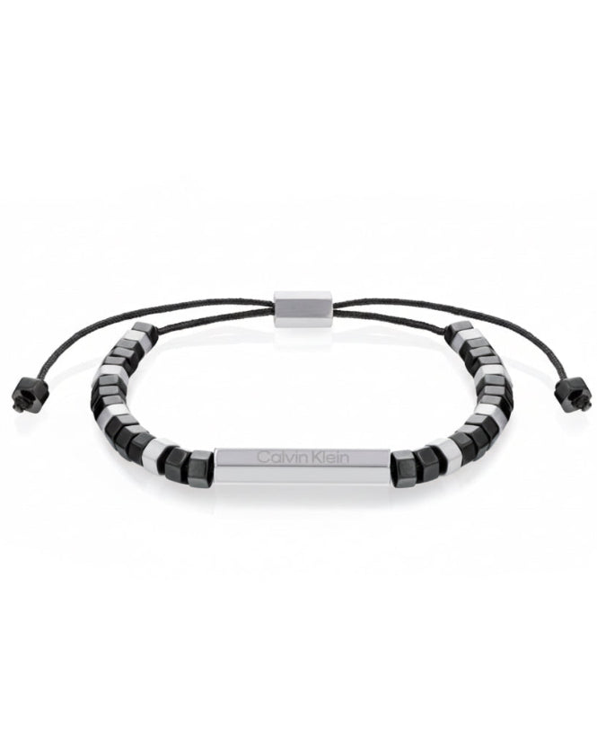 Calvin Klein Essential Shapes CKJ35000278-armbandet har svarta och silverfärgade sexkantiga stålpärlor. En silverfärgad pärla i mitten är längre än de andra och bär inskriptionen: "Calvin Klein".