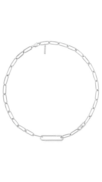 Calvin Klein Asymmetrical Elegance CKJ35000536 halsband har en silverfärgad länkkedja. Det finns en länk i kedjan som är större än de andra, på vilken smyckesstenar har planterats.