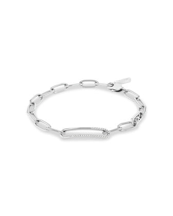 Calvin Klein Asymmetrical Elegance CKJ3500042-armbandet har en silverfärgad länkkedja. Det finns en länk i kedjan som är större än de andra, på vilken smyckesstenar har planterats.